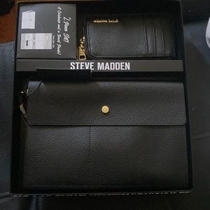 A black Steve Madden Gift Set! A cardcase and a travel pouch! BRAND NEW!